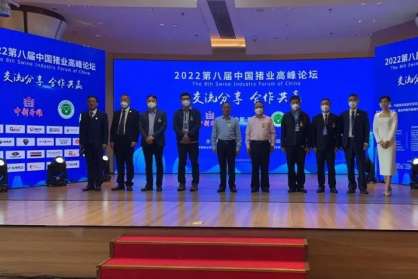 民望農(nóng)牧索躍敏獲中國豬業(yè)高層交流論壇榮譽會長并做育種策略報告